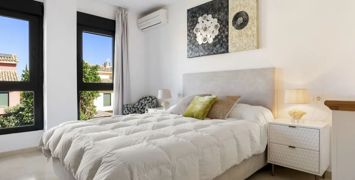 Продажа апартаментов на среднем этаже в Bel Air 12