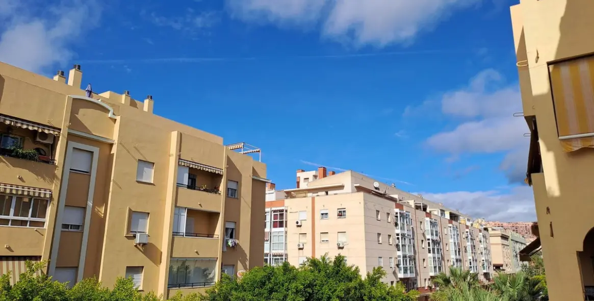 Продажа апартаментов на среднем этаже в Teatinos 23
