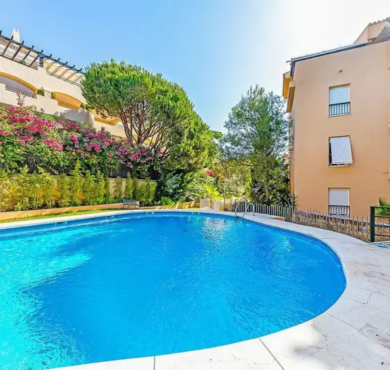 Продажа апартаментов на среднем этаже в Elviria