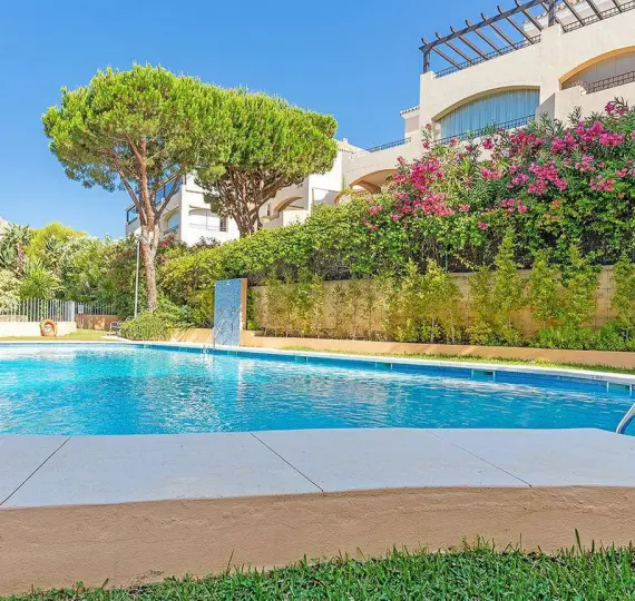 Продажа апартаментов на среднем этаже в Elviria