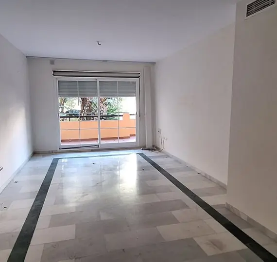 Продажа апартаментов на среднем этаже в Elviria