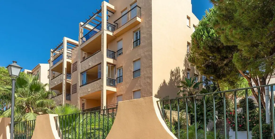 Sale of middle floor apartment in Elviria 18