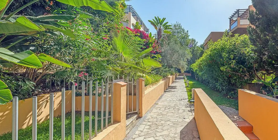 Sale of middle floor apartment in Elviria 19