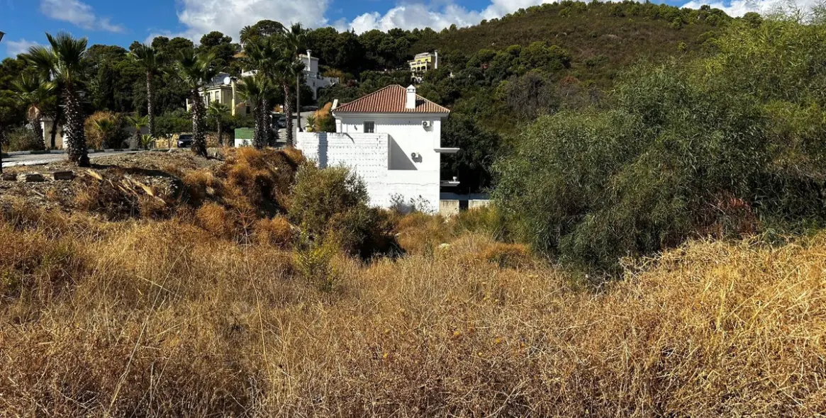 Продажа  жилого участка в Estepona 2