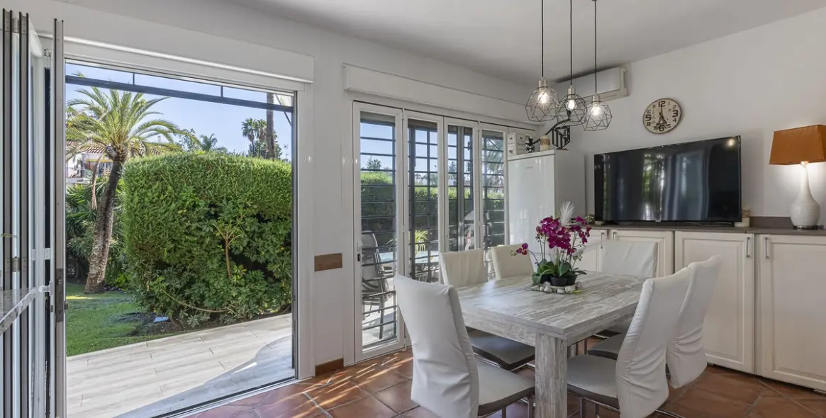 Sale of ground floor apartment in Nueva Andalucía 4