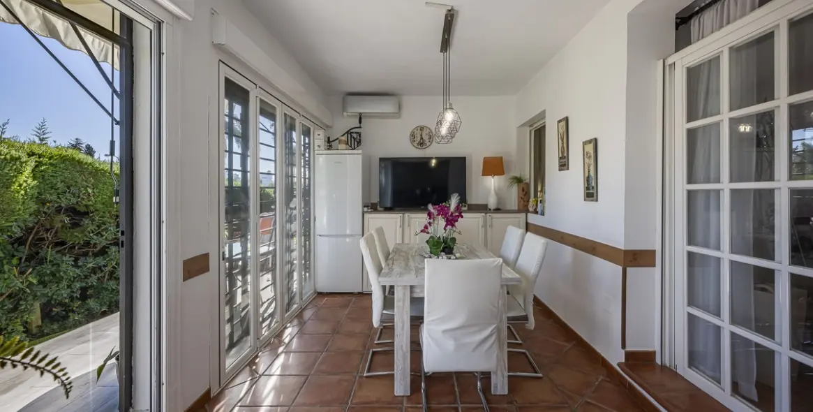 Sale of ground floor apartment in Nueva Andalucía 5