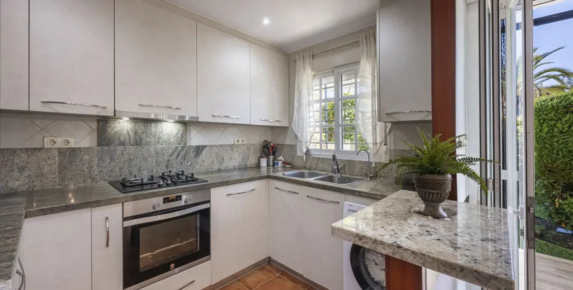 Sale of ground floor apartment in Nueva Andalucía 11