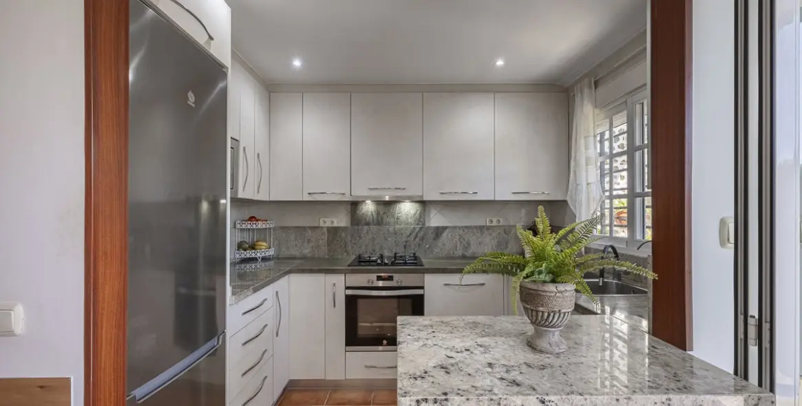 Sale of ground floor apartment in Nueva Andalucía 12