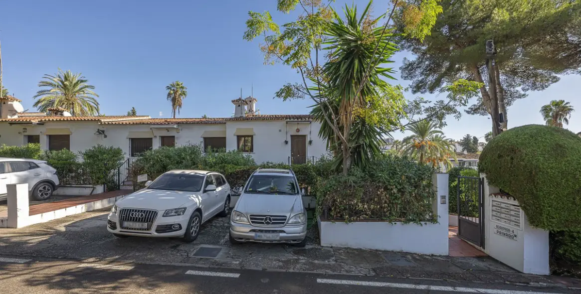 Sale of ground floor apartment in Nueva Andalucía 26