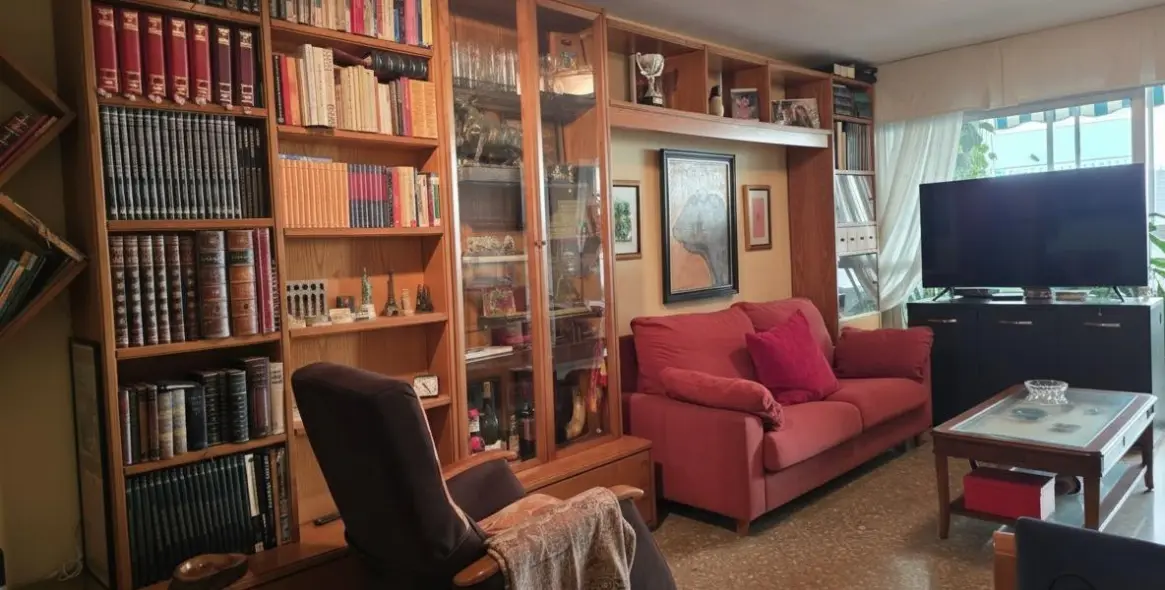 Sale of middle floor apartment in Málaga 3