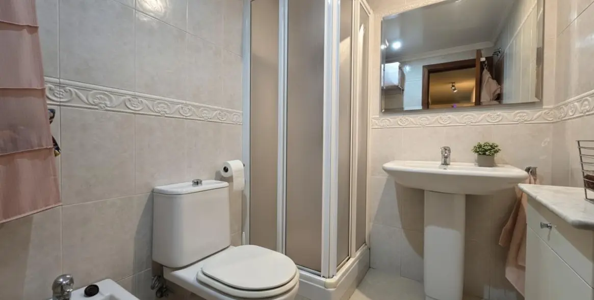 Sale of middle floor apartment in Málaga 6