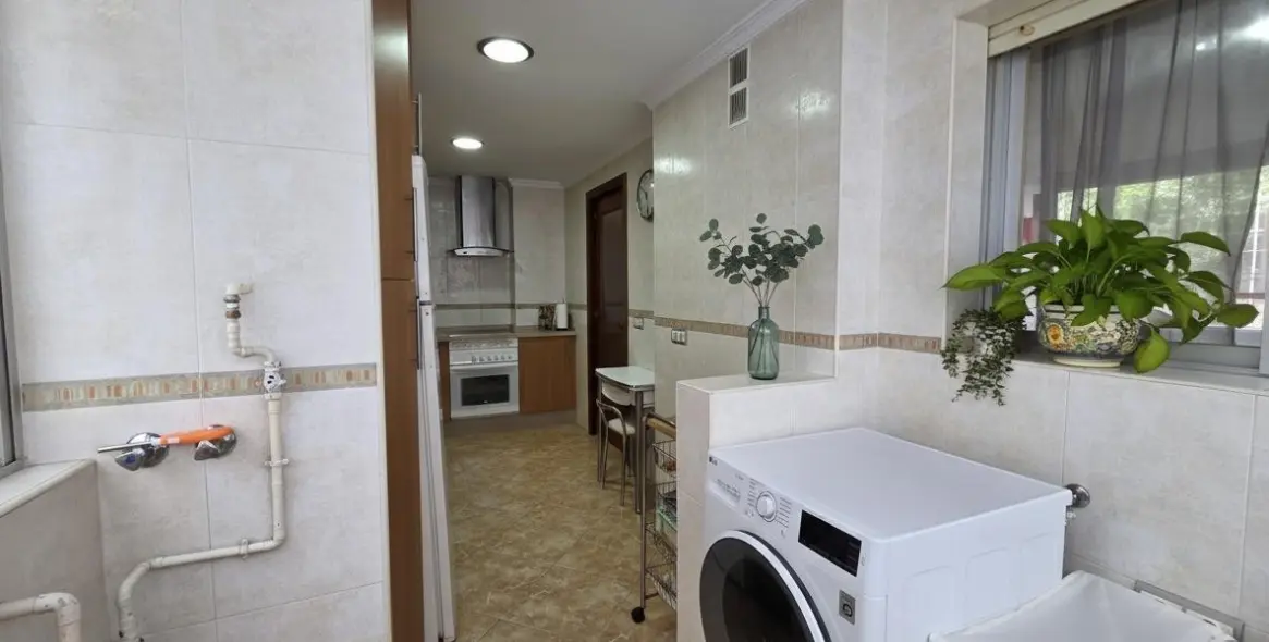 Sale of middle floor apartment in Málaga 17