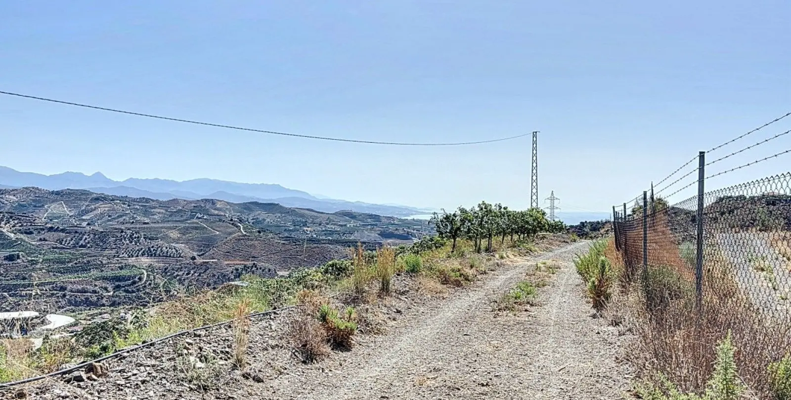 Sale of residential plot in Cajíz 22
