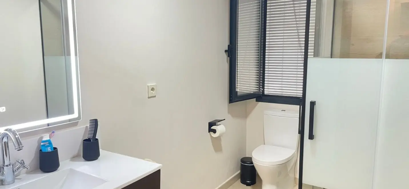 Venta de apartamento en planta media en Estepona 2
