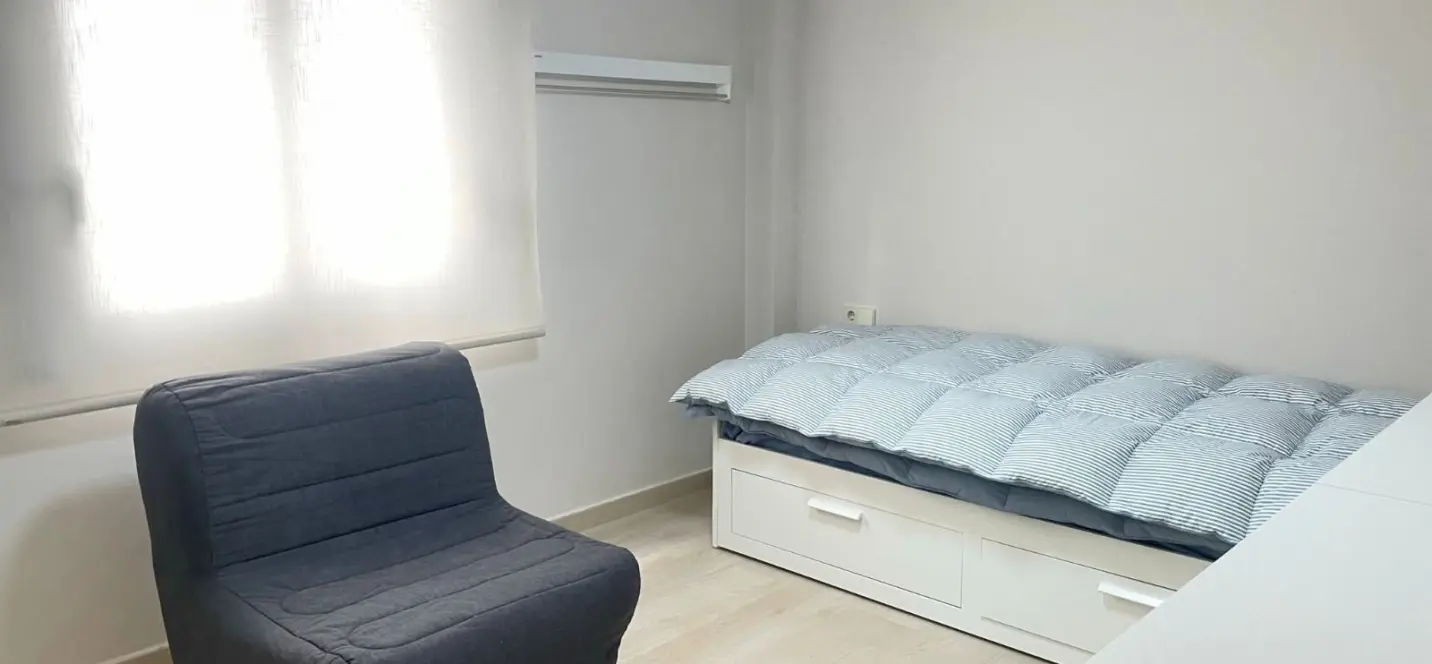 Venta de apartamento en planta media en Estepona 3