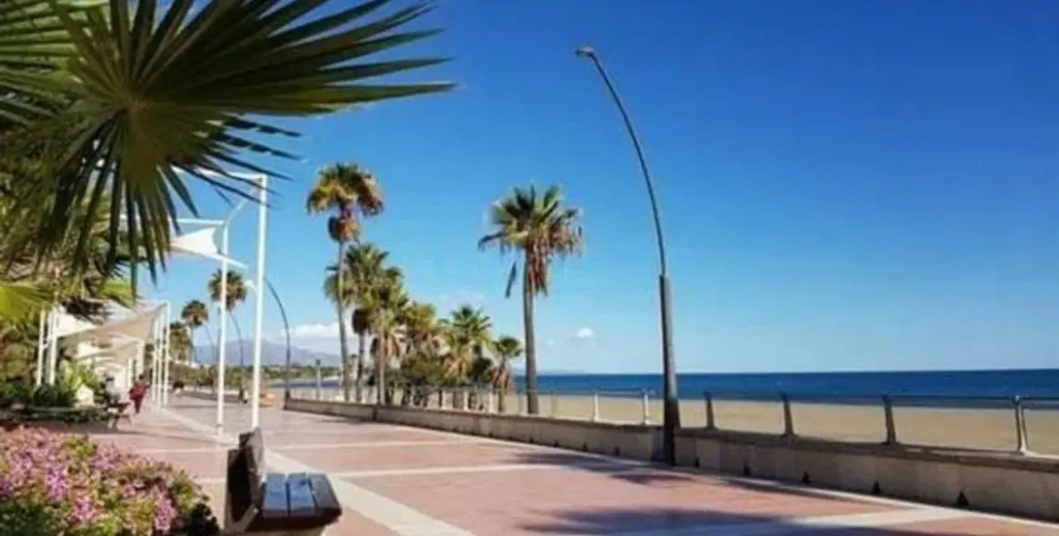 Sale of middle floor apartment in Estepona (district Estepona) 1