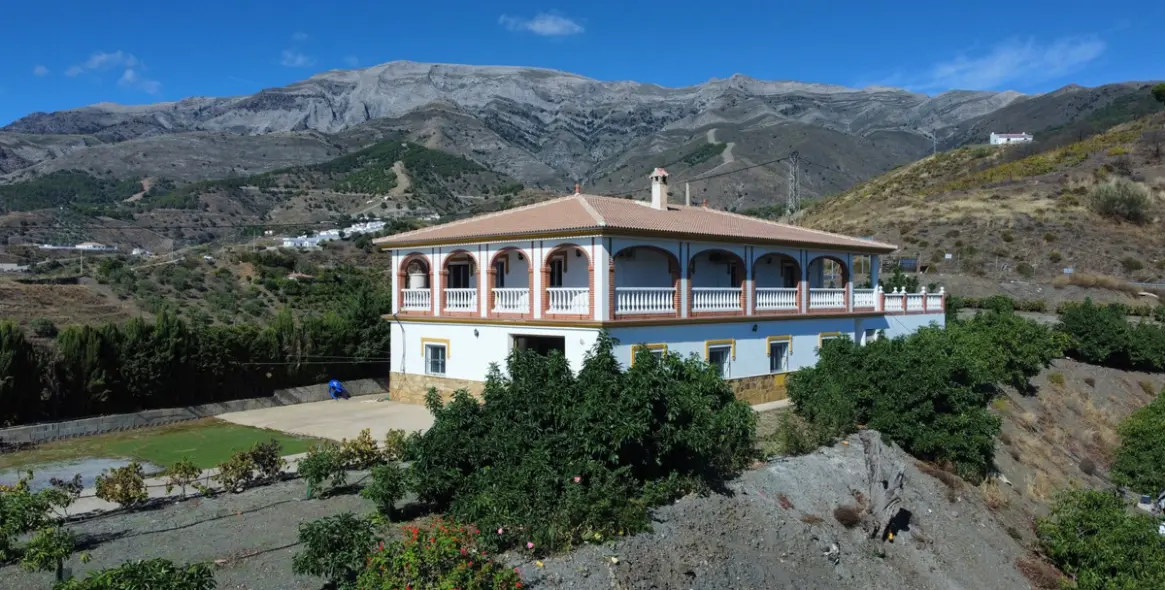 Sale of detached villa in Sedella 1