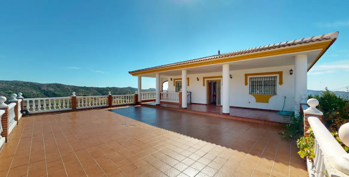 Sale of detached villa in Sedella 5