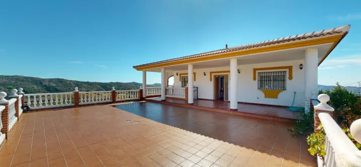 Sale of detached villa in Sedella 4