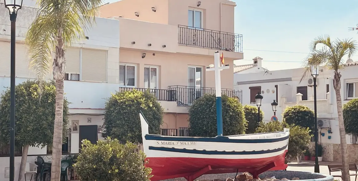 Sale of semi-detached house in La Duquesa 1