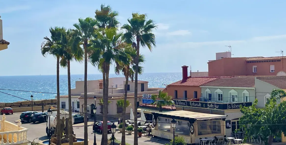 Sale of semi-detached house in La Duquesa 2