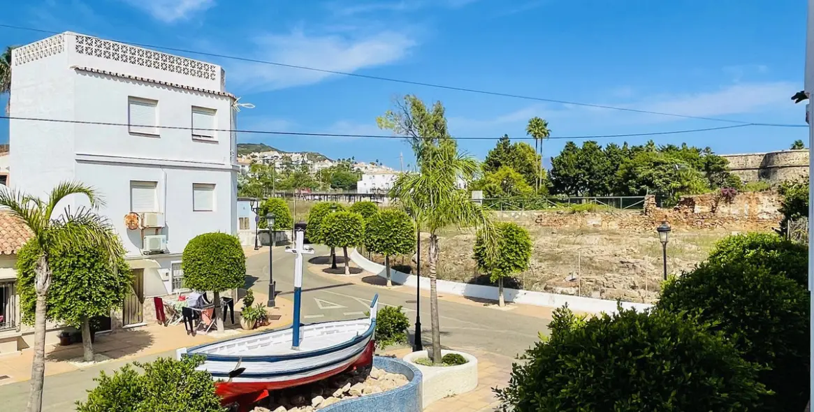 Sale of semi-detached house in La Duquesa 3