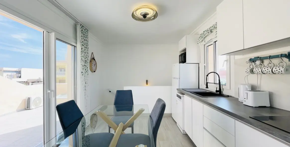 Sale of semi-detached house in La Duquesa 5