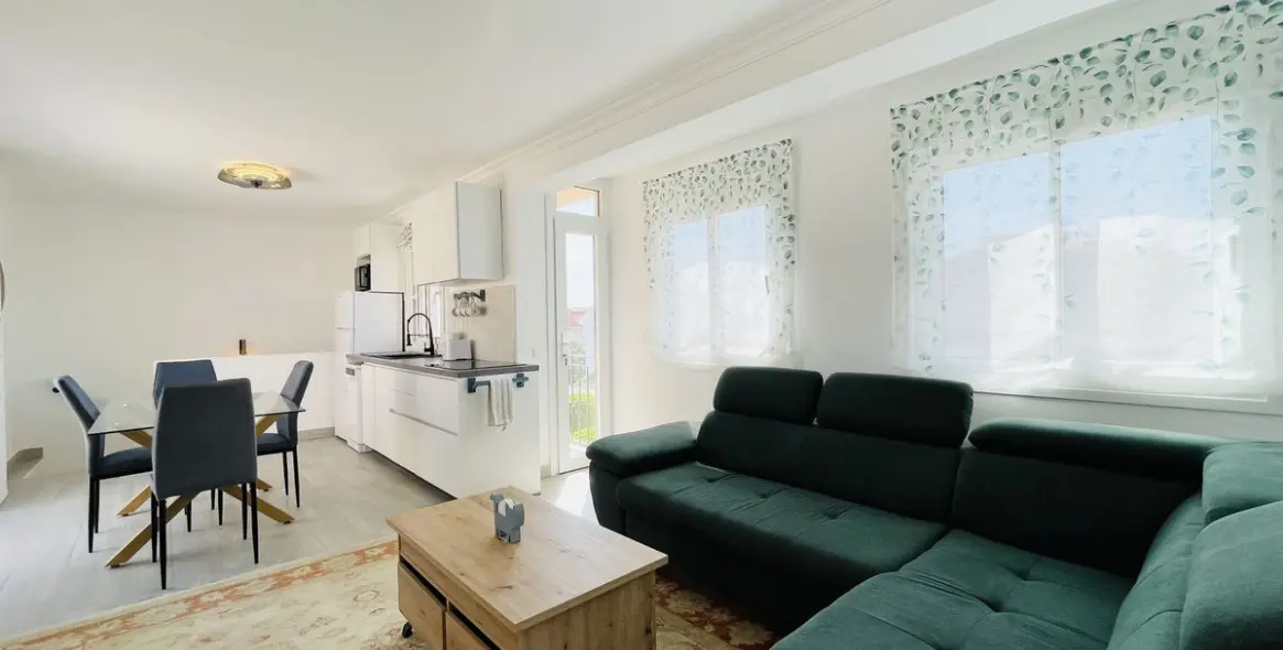 Sale of semi-detached house in La Duquesa 6