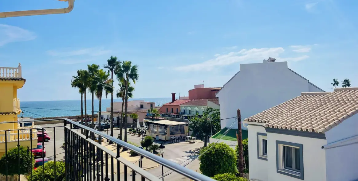 Sale of semi-detached house in La Duquesa 9