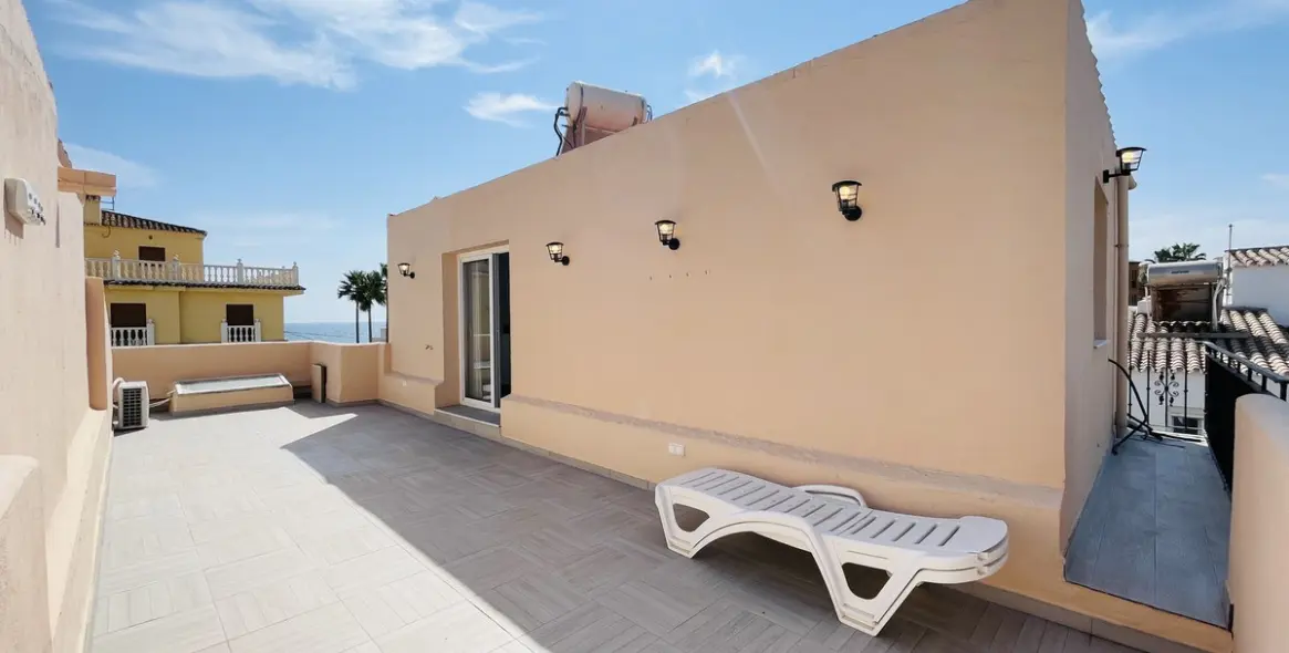 Sale of semi-detached house in La Duquesa 10