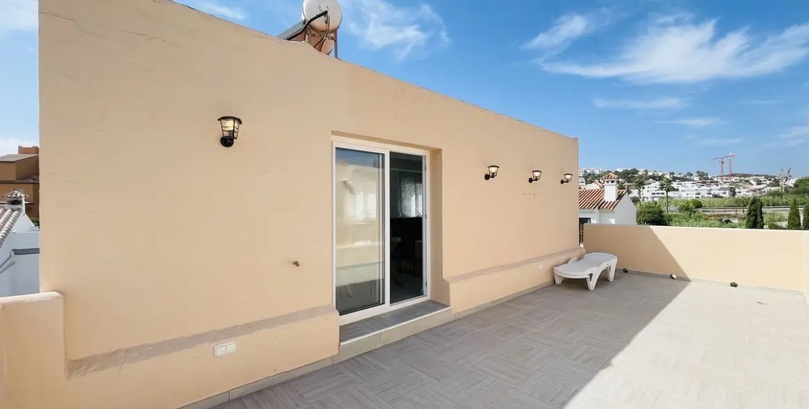 Sale of semi-detached house in La Duquesa 11