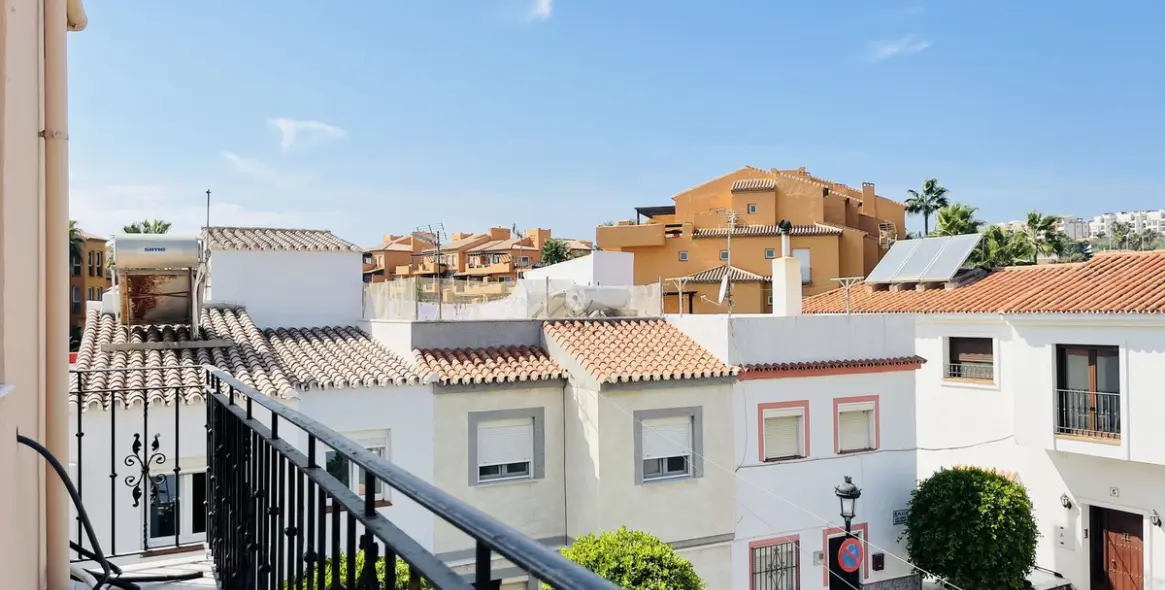 Sale of semi-detached house in La Duquesa 12