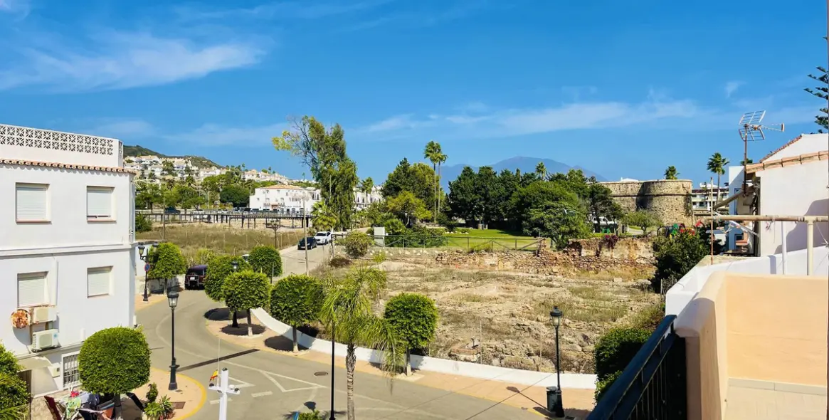 Sale of semi-detached house in La Duquesa 13