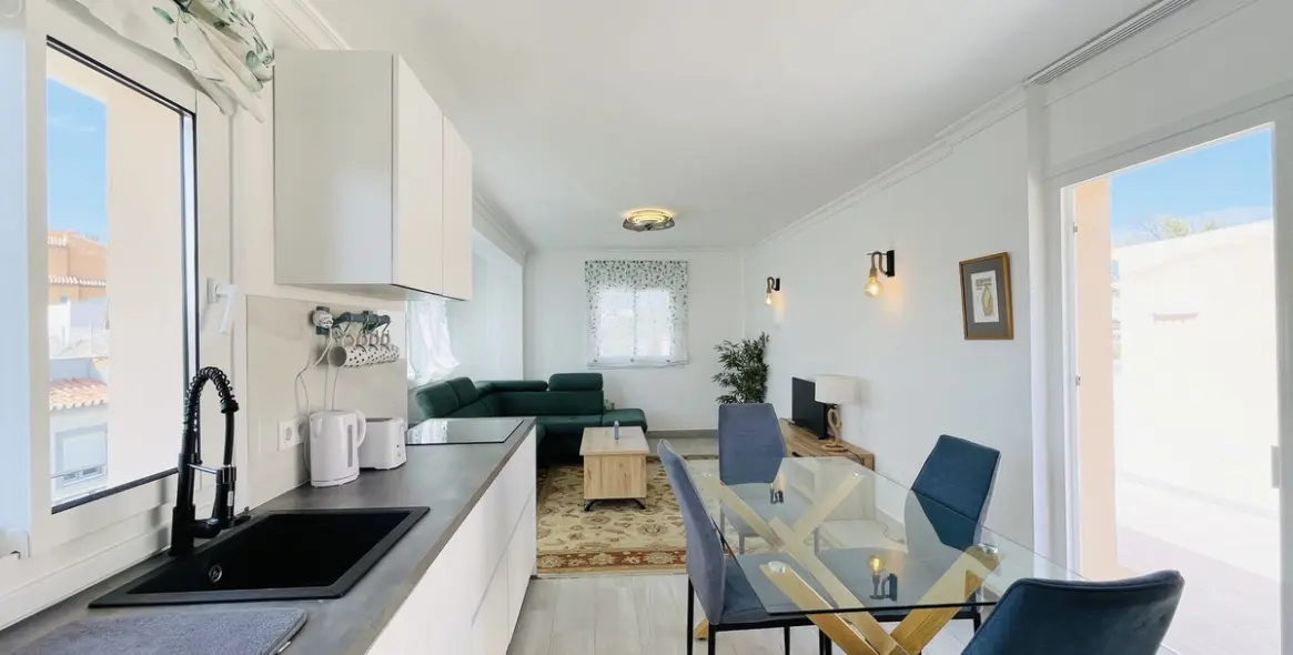 Sale of semi-detached house in La Duquesa 15