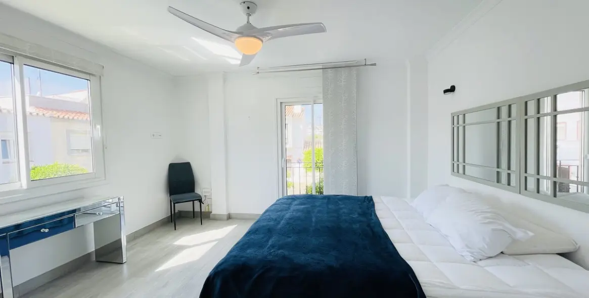 Sale of semi-detached house in La Duquesa 16