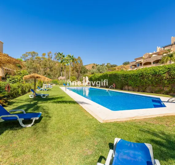 Продажа апартаментов на среднем этаже в Elviria