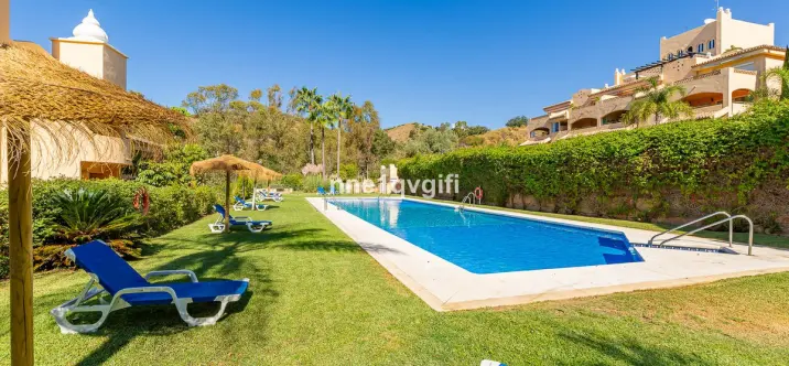 Продажа апартаментов на среднем этаже в Elviria 0