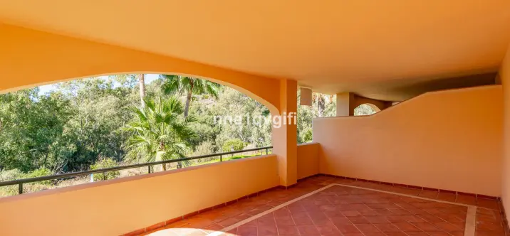 Продажа апартаментов на среднем этаже в Elviria 1