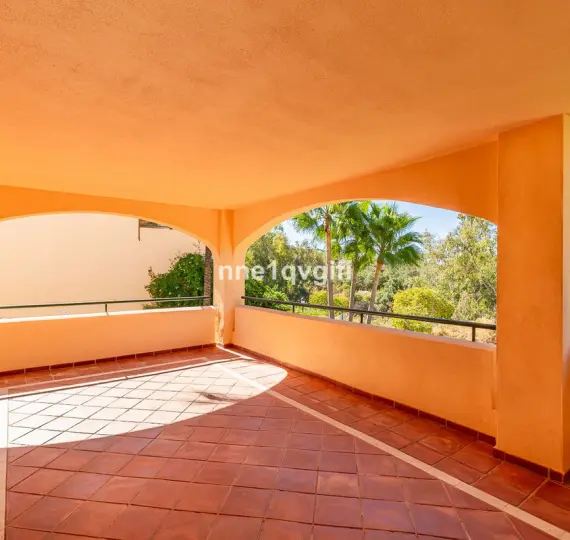 Продажа апартаментов на среднем этаже в Elviria