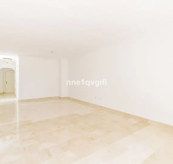 Продажа апартаментов на среднем этаже в Elviria