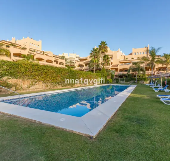 Продажа апартаментов на среднем этаже в Elviria