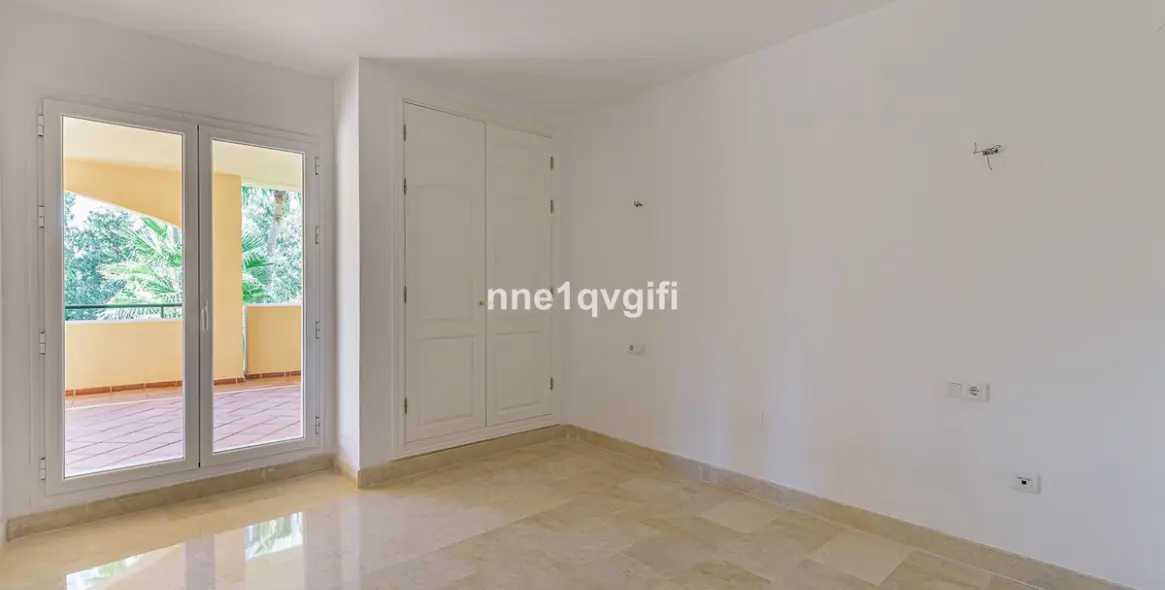 Продажа апартаментов на среднем этаже в Elviria 12