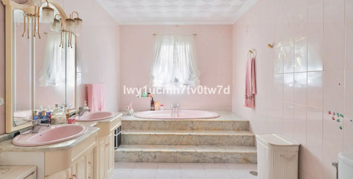 Sale of detached villa in Alhaurín de la Torre 11