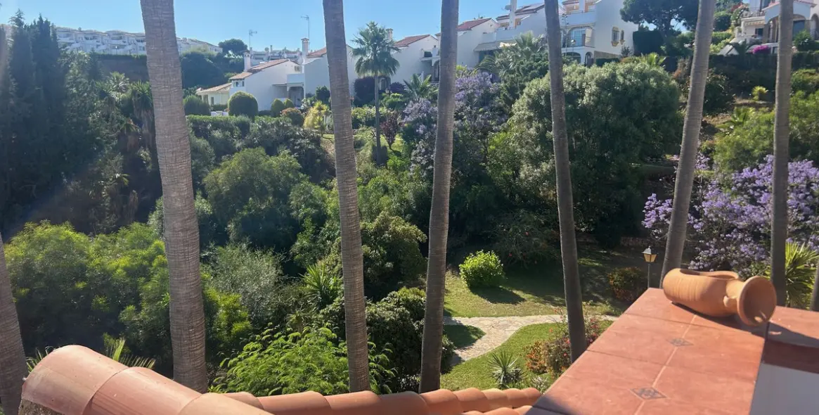 Sale of townhouse in Calahonda 15