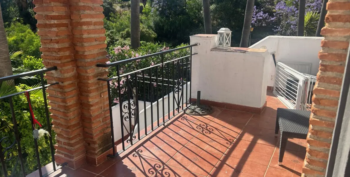 Sale of townhouse in Calahonda 17