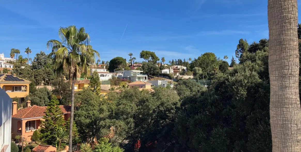 Sale of penthouse duplex in Elviria 13