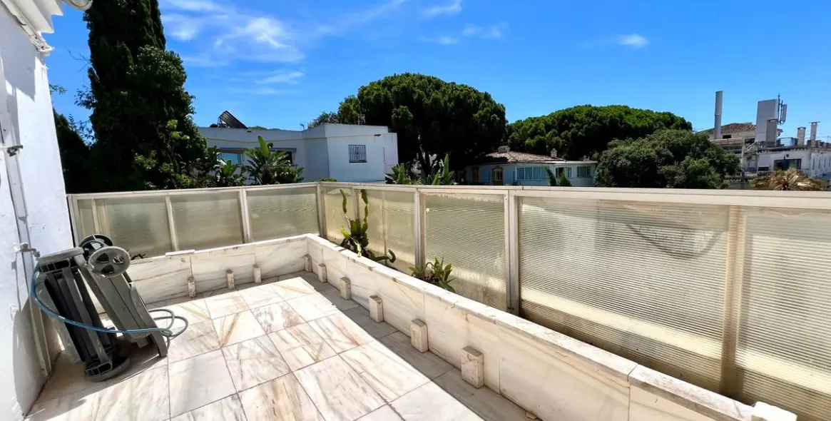 Sale of penthouse in Elviria 17