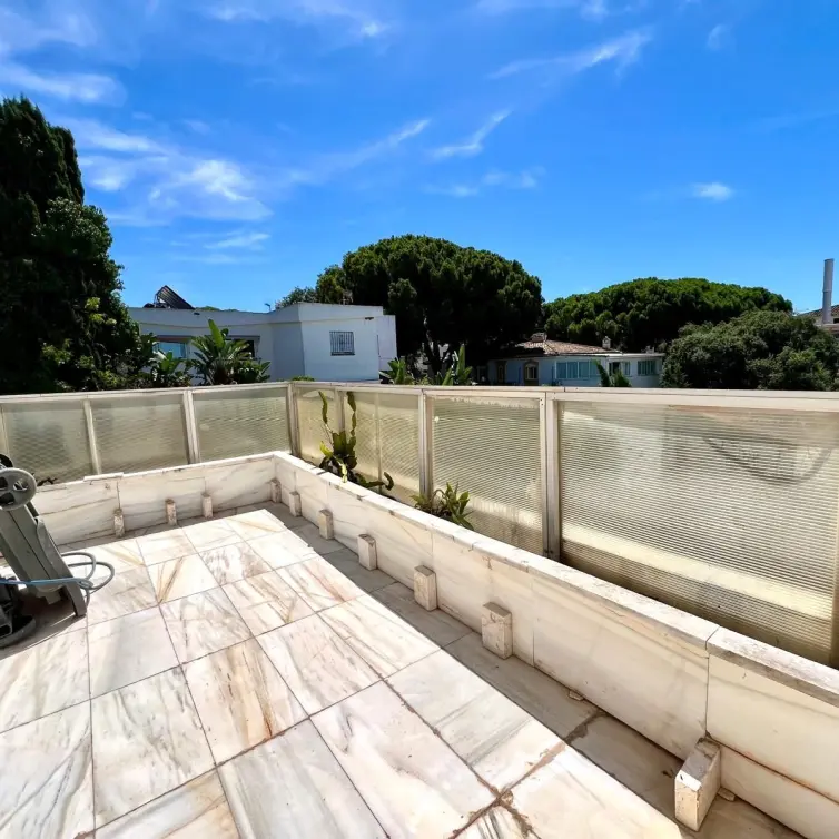 Sale of penthouse in Elviria