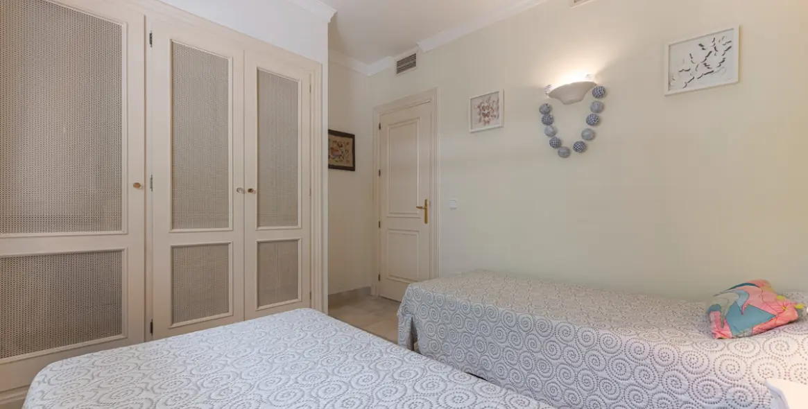 Sale of ground floor apartment in Nueva Andalucía 11