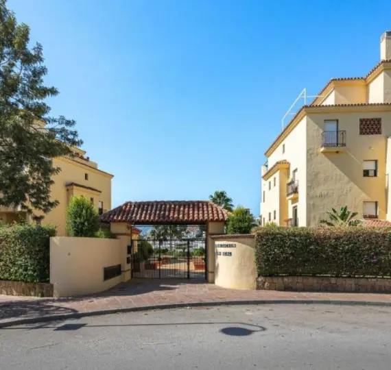 Апартаменты на первом этаже R5160181